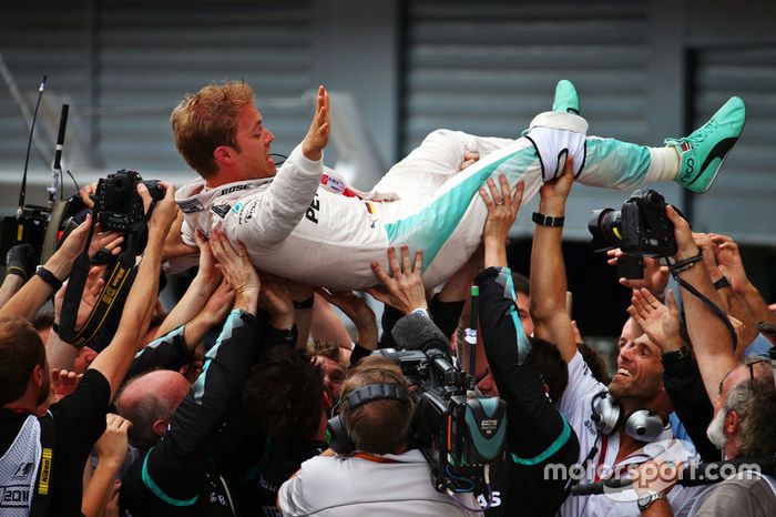 Ganador de la carrera Nico Rosberg, Mercedes AMG F1 celebra con el equipo en parc ferme