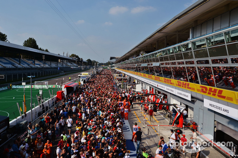 Fans in the pits