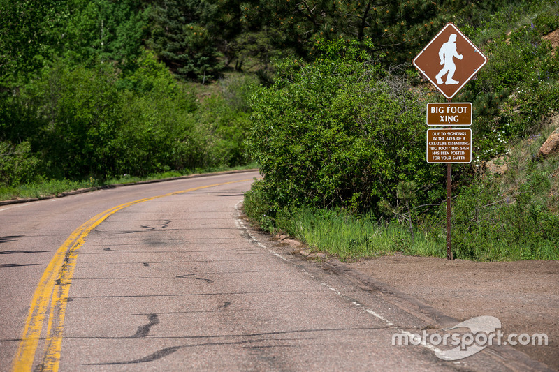 Schild: "Big Foot Crossing"
