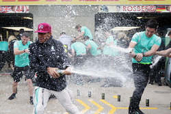 Race winner Lewis Hamilton, Mercedes AMG F1 celebrates with the team