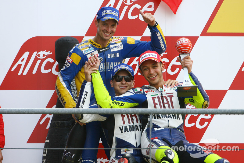 Podio: ganador de la carrera Valentino Rossi, Yamaha; segundo lugar Jorge Lorenzo, Yamaha; tercer lu