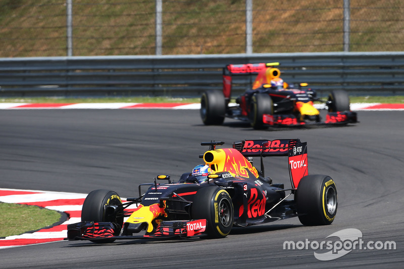 Daniel Ricciardo, Red Bull Racing RB12precede il compagno di squadra Max Verstappen, Red Bull Racing RB12