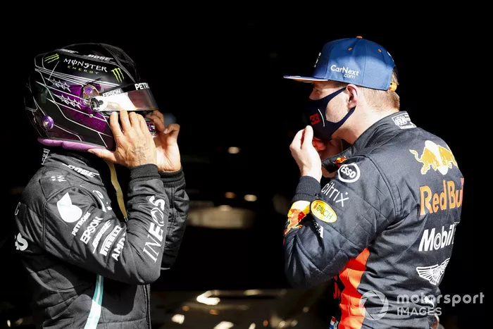 Ganador de la pole position Lewis Hamilton, Mercedes-AMG F1 es felicitado por Max Verstappen, Red Bull Racing