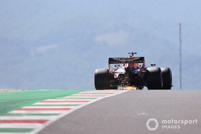 Max Verstappen, Red Bull Racing RB16 sacando chispas