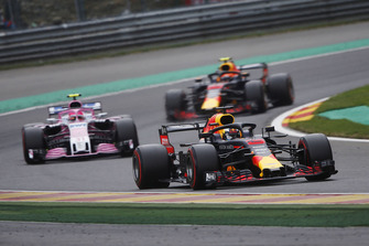 Daniel Ricciardo, Red Bull Racing RB14, devant Esteban Ocon, Racing Point Force India VJM1, et Max Verstappen, Red Bull Racing RB14