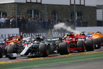 Lewis Hamilton, Mercedes AMG F1 W09, Sebastian Vettel, Ferrari SF71H, avec l'accident de Fernando Alonso, McLaren MCL33, en arrière-plan