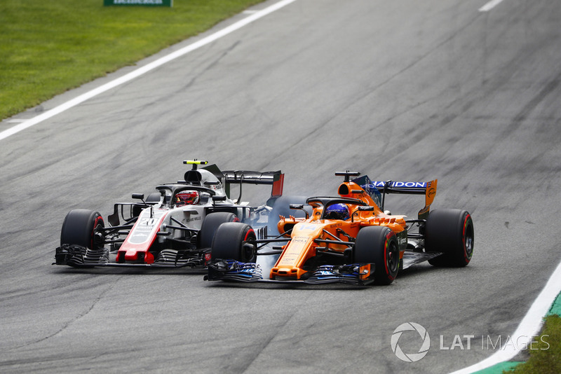 Kevin Magnussen, Haas F1 Team VF-18, e Fernando Alonso, McLaren MCL33, vanno ruota a ruota