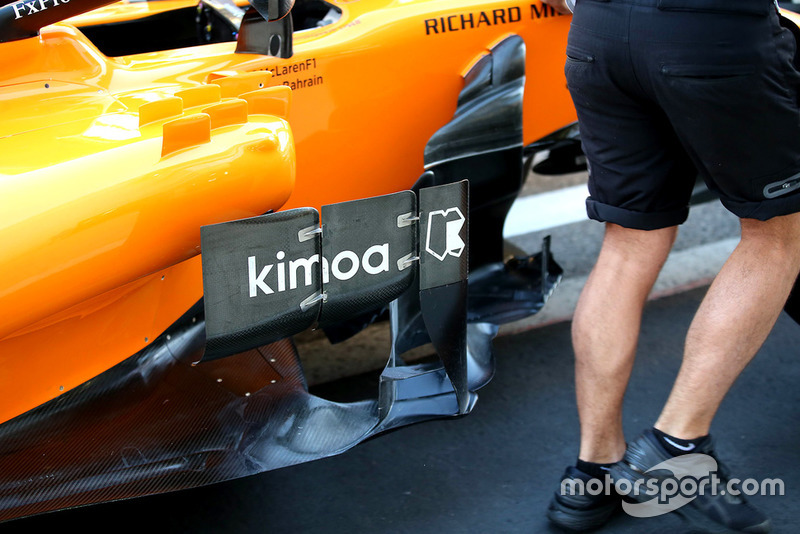 Vue latérale de la McLaren MCL33