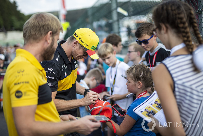 Nico Hulkenberg, Renault Sport F1 Team signs autographs for the fans