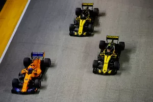 Fernando Alonso, McLaren MCL33 ve Carlos Sainz Jr., Renault Sport F1 Team R.S. 18 ve Nico Hulkenberg, Renault Sport F1 Team R.S. 18