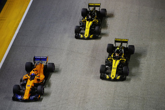 Fernando Alonso, McLaren MCL33, devant Carlos Sainz Jr., Renault Sport F1 Team R.S. 18, et Nico Hulkenberg, Renault Sport F1 Team R.S. 18
