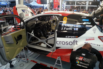 Meccanici Toyota Gazoo Racing al lavoro sulla Toyota Yaris WRC di Esapekka Lappi, Janne Ferm