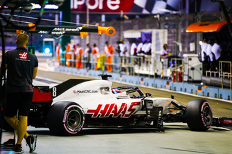 Romain Grosjean, Haas F1 Team VF-18, lascia il garage