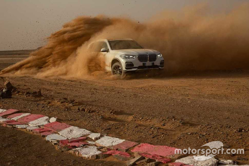 BMW X5 на пісочному треку Монці