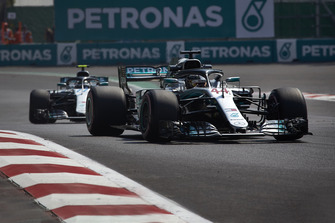 Lewis Hamilton, Mercedes AMG F1 W09 EQ Power+, et Valtteri Bottas, Mercedes AMG F1 W09 EQ Power+