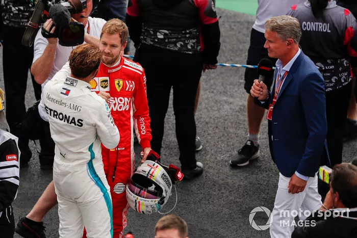 El rival del título Sebastian Vettel, Ferrari, ofrece sus felicitaciones al ganador del campeonato de pilotos Lewis Hamilton, Mercedes AMG F1