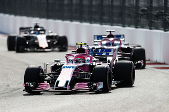 Esteban Ocon, Racing Point Force India VJM11, devant Sergio Perez, Racing Point Force India VJM11