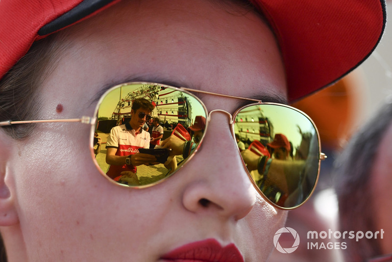 Charles Leclerc, Sauber signs autographs for the fans reflected in sunglasses