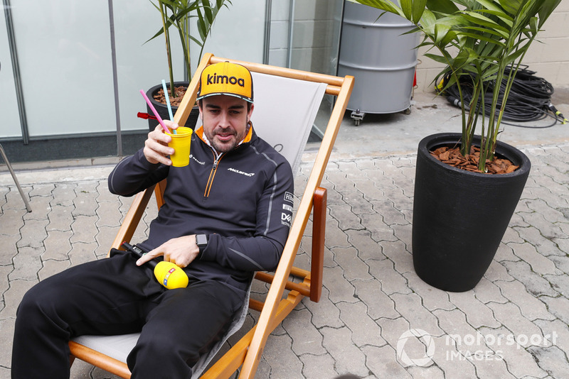 Fernando Alonso, McLaren, toma una bebida para RTL