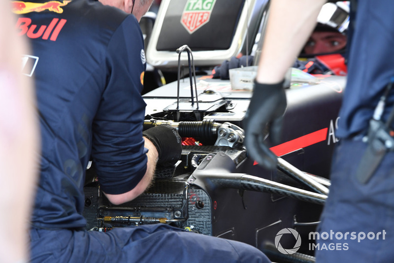 Meccanici al lavoro sulla sospensione anteriore della Red Bull Racing RB14