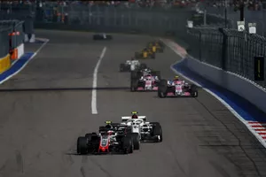 Kevin Magnussen, Haas F1 Team VF-18 et Charles Leclerc, Sauber C37