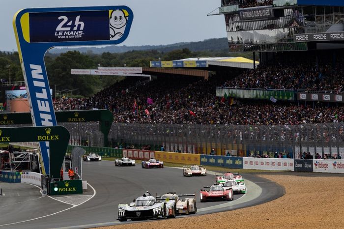  #93 Peugeot Totalenergies Peugeot 9X8: Jean-Eric Vergne, Mikkel Jensen, Nico Muller