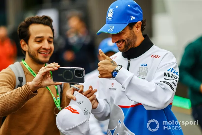 Daniel Ricciardo, Visa Cash App RB F1 Team, prend un selfie avec un fan 