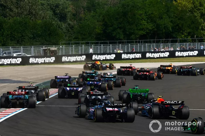 Lando Norris, McLaren MCL38, Lewis Hamilton, Mercedes F1 W15, Charles Leclerc, Ferrari SF-24, Carlos Sainz, Ferrari SF-24, el resto de la parrilla en la salida mientras Max Verstappen, Red Bull Racing RB20, se va largo.
