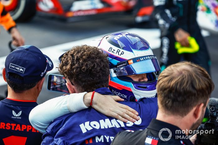 Franco Colapinto, Williams Racing, celebra con su equipo sus primeros puntos en la F1