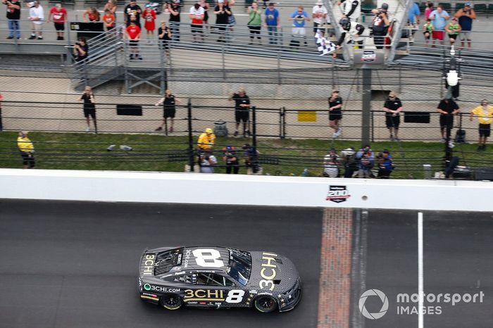 Tyler Reddick, Richard Childress Racing, Chevrolet Camaro se lleva la bandera a cuadros