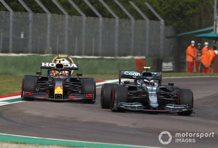 Sebastian Vettel, Aston Martin AMR21, Sergio Pérez, Red Bull Racing RB16B