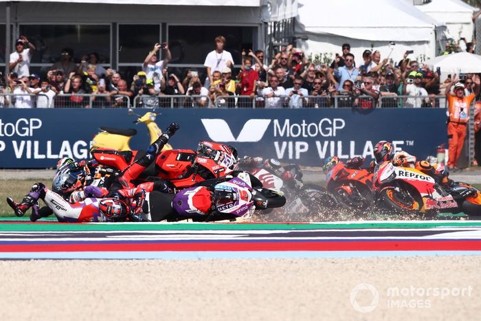 Caída de Michele Pirro, Ducati Team, Pol Espargaró, Repsol Honda Team, Johann Zarco, Pramac Racing 