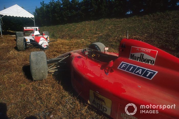 Los monoplazas destrozados de Alain Prost, Ferrari 641 y Ayrton Senna, McLaren MP4/5B Honda