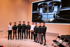 Mia Sharizman, Directora de la Academia Renault Sport; Max Fewtrell, Piloto de la Academia Renault Sport; Christian Lungaard, Piloto de la Academia Renault Sport; Esteban Ocon, Equipo Renault F1; Daniel Ricciardo, Equipo Renault F1; Cyril Abiteboul, Director General de Renault Sport F1; Guanyu Zhou, Piloto de la Academia Renault Sport; Oscar Piastri, Piloto de la Academia Renault Sport; Hadrien David, Piloto de la Academia Renault Sport