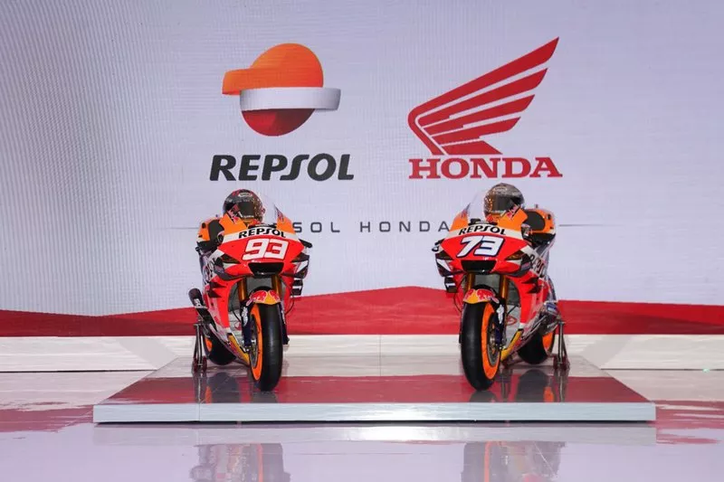Pasa las flechas para ver las fotos de la presentación y la moto