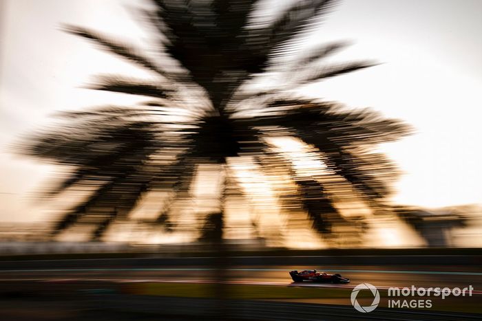 Lando Norris, McLaren MCL35M adaptado (muleto) con los Pirelli de 18 pulgadas 