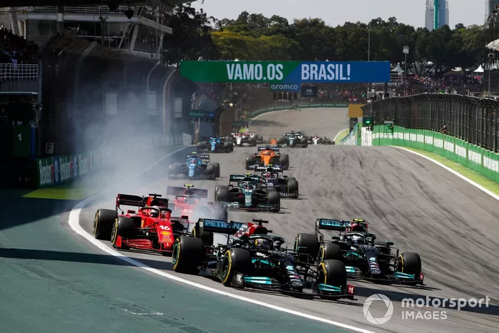 Lewis Hamilton, Mercedes W12, Valtteri Bottas, Mercedes W12, Charles Leclerc, Ferrari SF21, Carlos Sainz Jr., Ferrari SF21, y el resto de la parrilla tras el coche de seguridad