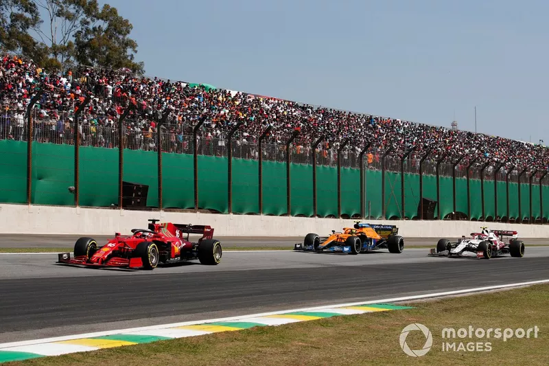Charles Leclerc, Ferrari SF21, Lando Norris, McLaren MCL35M, e Antonio Giovinazzi, Alfa Romeo Racing C41