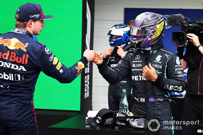 Segundo puesto Max Verstappen, Red Bull Racing, felicita al ganador de la pole de la carrera sprint, Lewis Hamilton, Mercedes, en el Parc Ferme