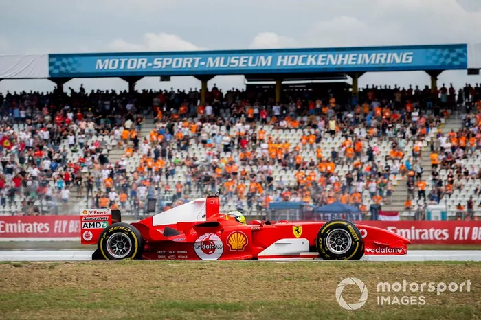Mick Schumacher conduce el Ferrari F2004