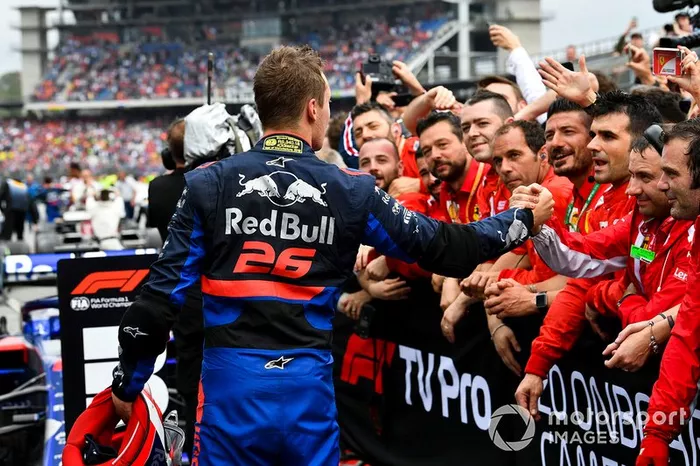 Daniil Kvyat, Toro Rosso, 3ª posición, muestra respeto por el equipo Ferrari en Parc Ferme