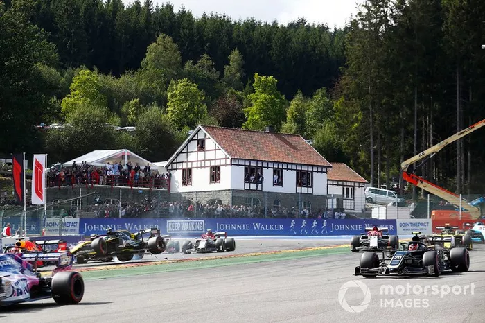Daniel Ricciardo, R.S.19 de Renault F1 Team, es golpeado en la primera vuelta por Kevin Magnussen, Haas F1 Team VF-19 y Kimi Raikkonen, Alfa Romeo Racing C38.