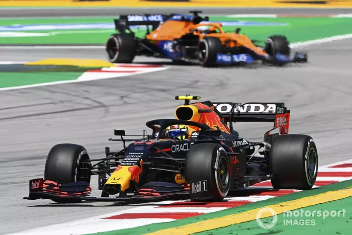 Sergio Pérez, Red Bull Racing RB16B, Daniel Ricciardo, McLaren MCL35M