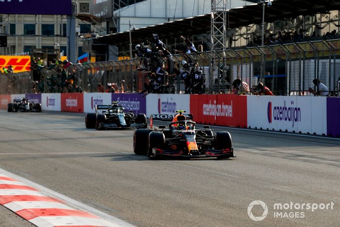 Ganador Sergio Pérez, Red Bull Racing RB16B, se lleva la bandera a cuadros