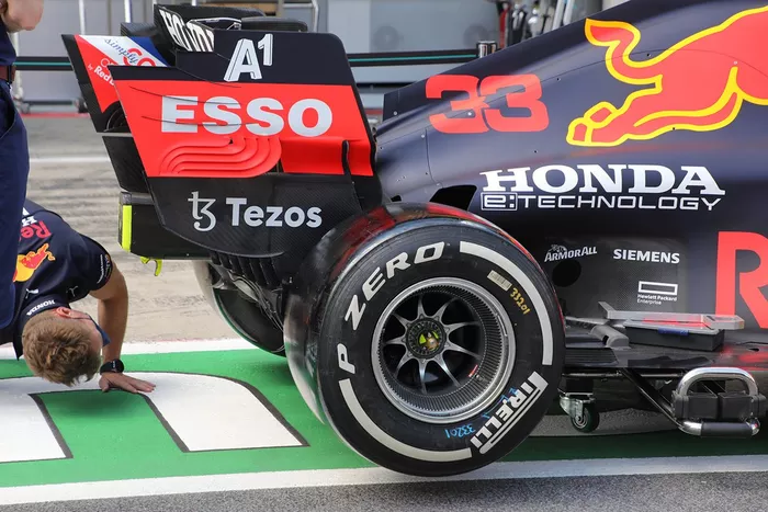 Detalle del alerón trasero del Red Bull Racing RB16B