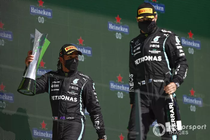 Podio: ganador de la carrera Lewis Hamilton, Mercedes, y el tercer lugar Valtteri Bottas, Mercedes