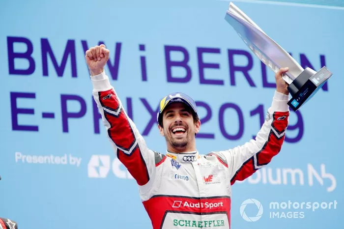 Lucas Di Grassi, Audi Sport ABT Schaeffler, celebra no pódio sua vitória