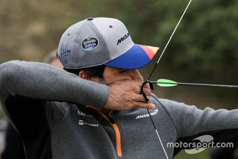 Carlos Sainz Jr., McLaren haciendo tiro con arco