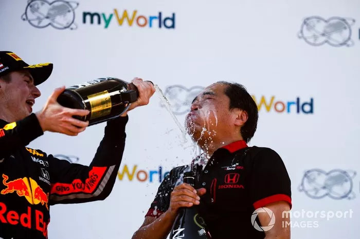 Max Verstappen, Red Bull Racing, prima posizione, versa Champagne su Toyoharu Tanabe, F1 Technical Director, Honda