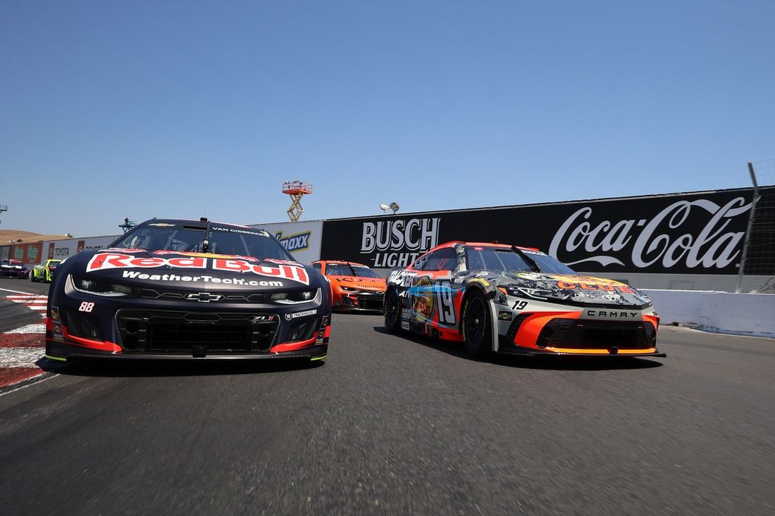 Shane van Gisbergen, Trackhouse Racing Chevrolet, Chase Briscoe, Joe Gibbs Racing Toyota